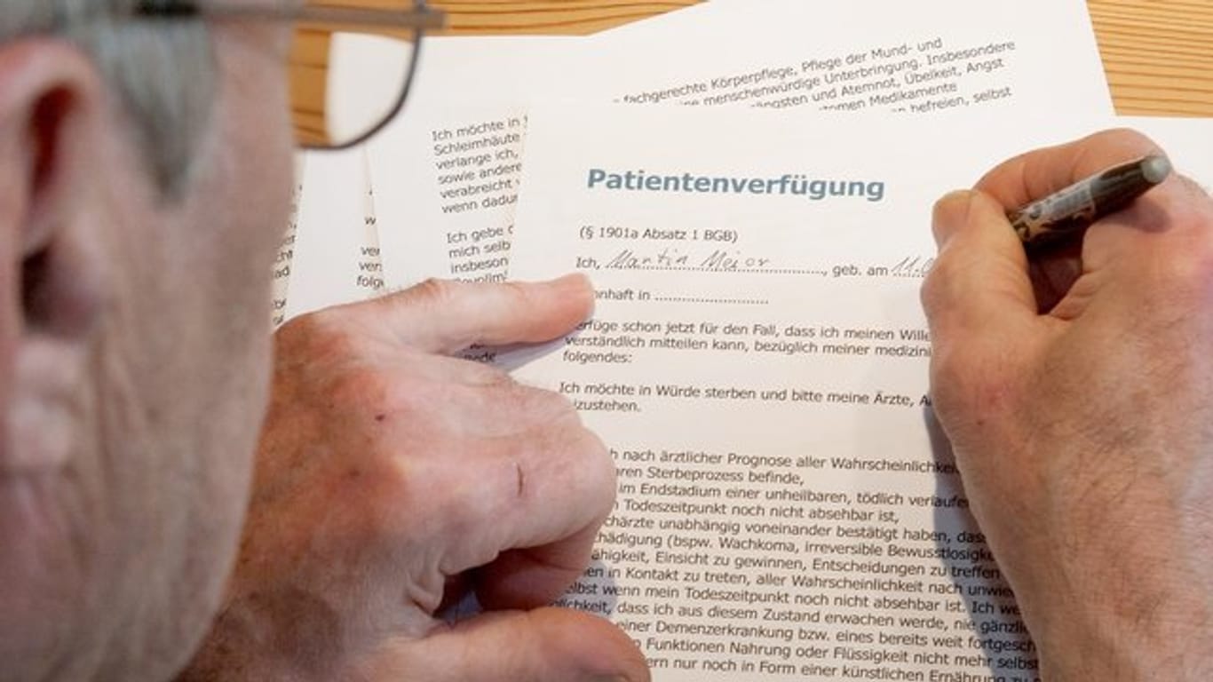 Wer eine Patientenverfügung unterschreibt, muss möglichst genau beschreiben, für welche Situationen das Dokument gelten soll.
