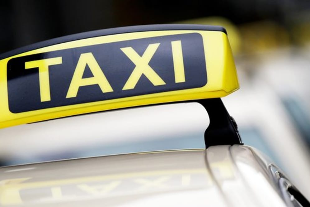 Ein Taxi steht an einem Taxistand: In Köln ist ein Mädchen bei einem Unfall schwer verletzt worden. (Symbolbild)