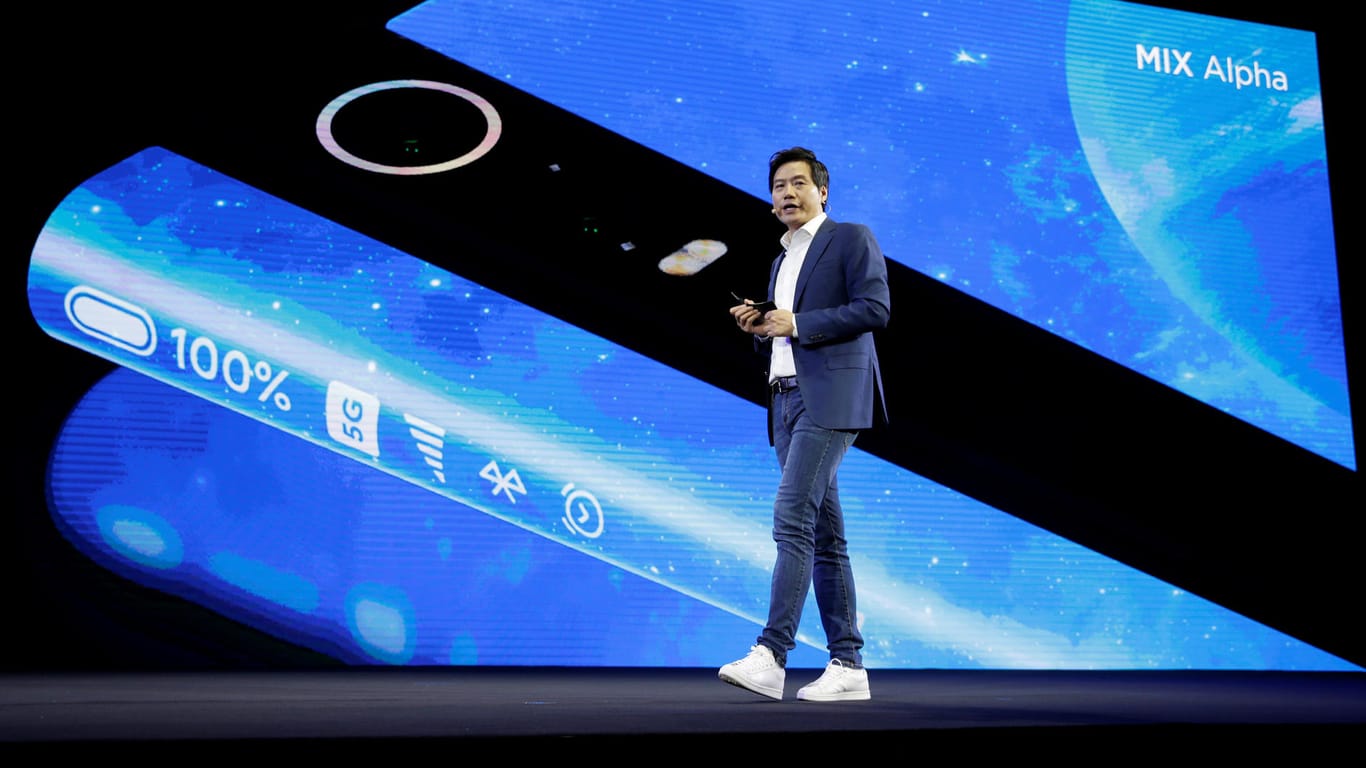 Xiaomi-Gründer stellt das neue Modell vor: Die Oberfläche des Smartphones besteht auf Vorder- und Rückseite fast nur aus einem Bildschirm.