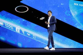 Xiaomi-Gründer stellt das neue Modell vor: Die Oberfläche des Smartphones besteht auf Vorder- und Rückseite fast nur aus einem Bildschirm.