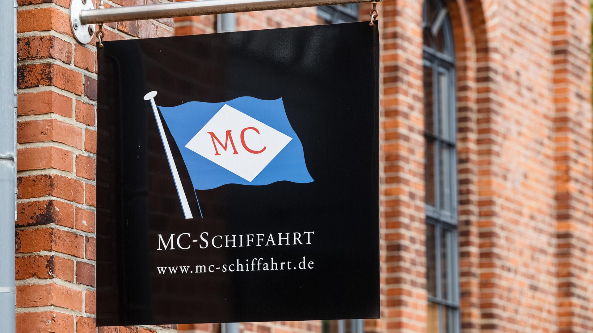 Das Firmenschild der Reederei MC-Schiffahrt in Hamburg: Ob ein Lösegeld gezahlt wurde wollte die Rederei nicht mitteilen. Das Firmenschild der Reederei MC-Schiffahrt in Hamburg: Ob ein Lösegeld gezahlt wurde wollte die Rederei nicht mitteilen.