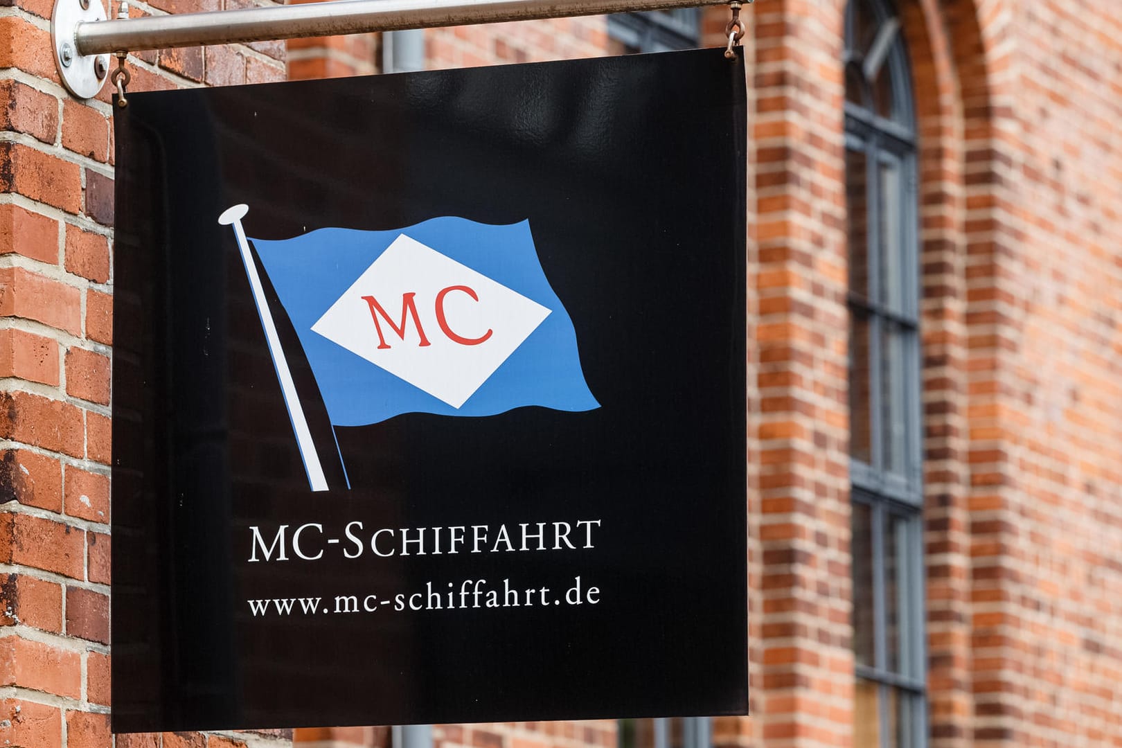 Das Firmenschild der Reederei MC-Schiffahrt in Hamburg: Ob ein Lösegeld gezahlt wurde wollte die Rederei nicht mitteilen.