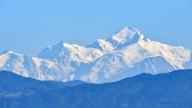 Auf der italienischen Seite des Mont Blanc drohen wegen Erwärmung Teile eines Gletschers einzustürzen. Auf der italienischen Seite des Mont Blanc drohen wegen Erwärmung Teile eines Gletschers einzustürzen.