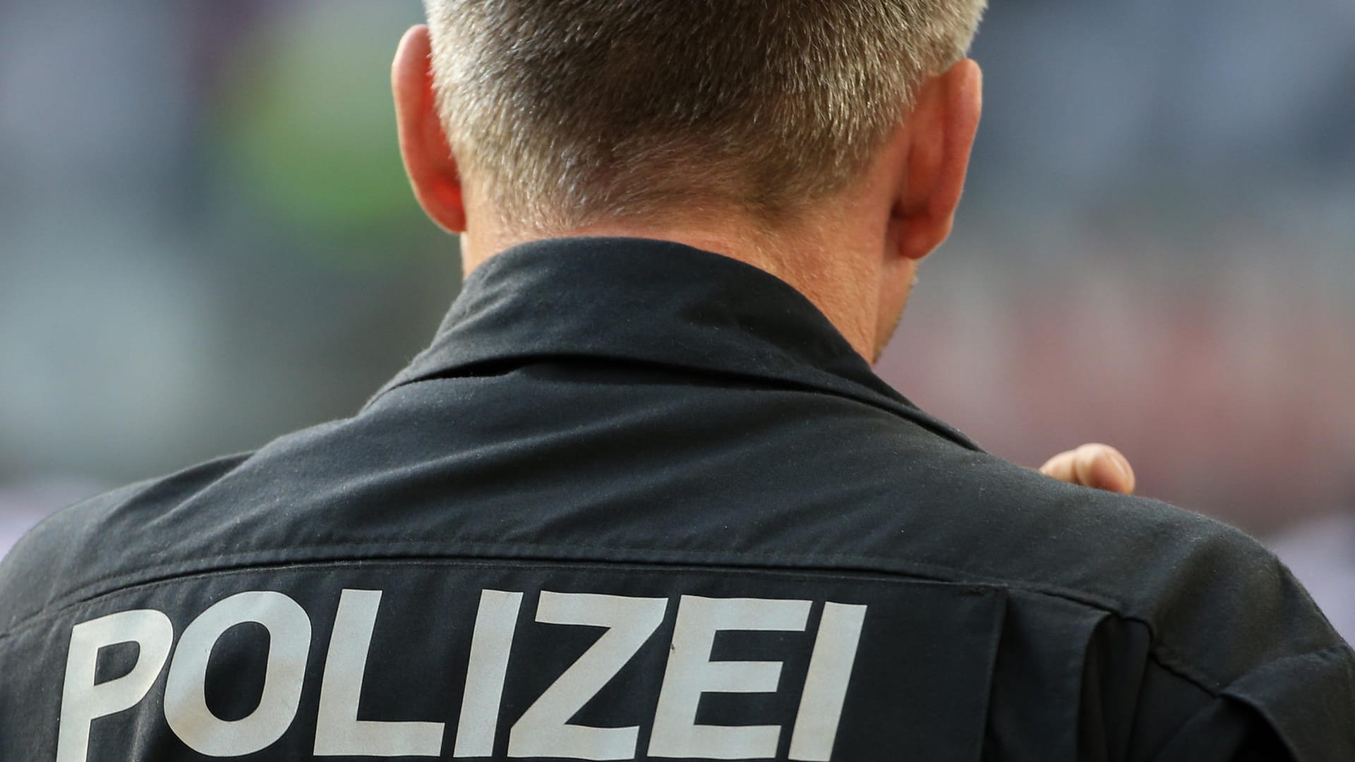 Ein Polizist in Uniform: Falsche Beamte sind die Masche der Kriminellen.