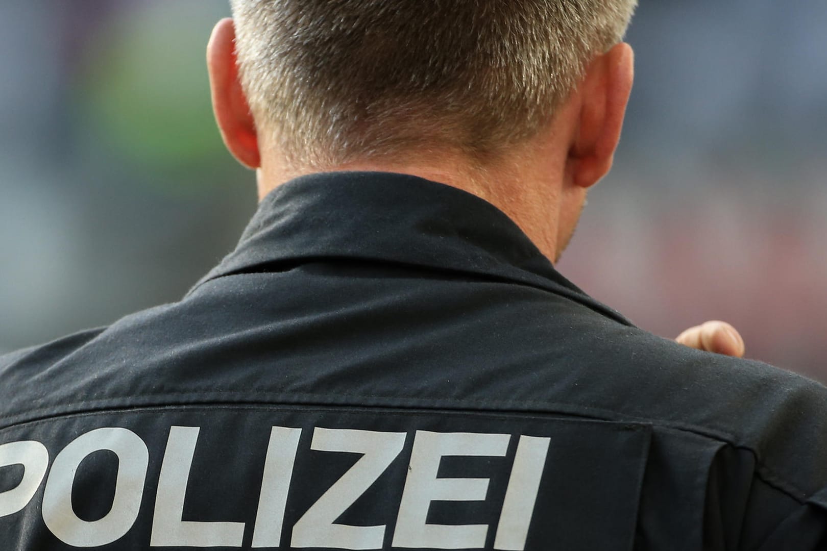 Ein Polizist in Uniform: Falsche Beamte sind die Masche der Kriminellen.