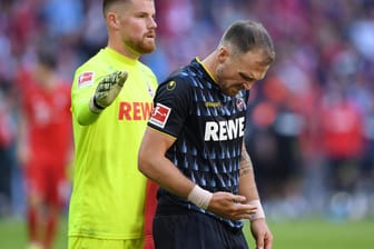 Torwart Timo Horn klopft auf die Schulter von Rafael Czichos: Kann der Kölner gegen Hertha BSC am Samstag antreten?