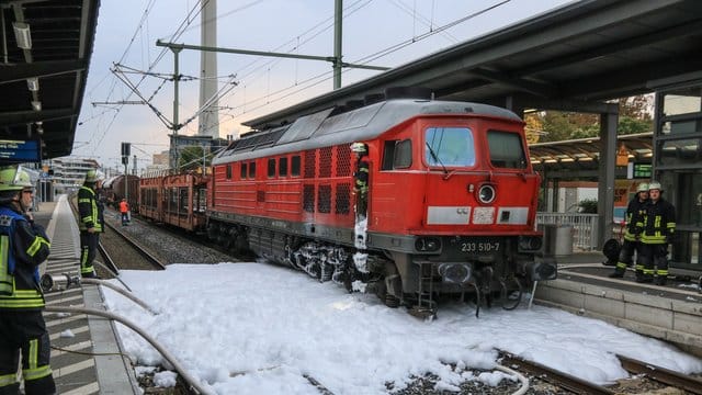 Einsatzkräfte der Feuerwehr Erlangen löschen mit Löschschaum eine Diesellok: Der Bahnhof war für fast eine Stunde lahmgelegt.