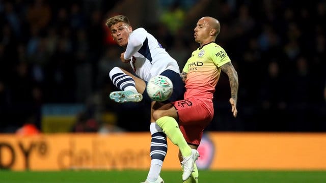 Brad Potts (l) von Preston North End und Angelino von Manchester City kämpfen um den Ball. Brad Potts (l) von Preston North End und Angelino von Manchester City kämpfen um den Ball.