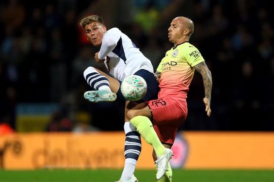 Brad Potts (l) von Preston North End und Angelino von Manchester City kämpfen um den Ball.