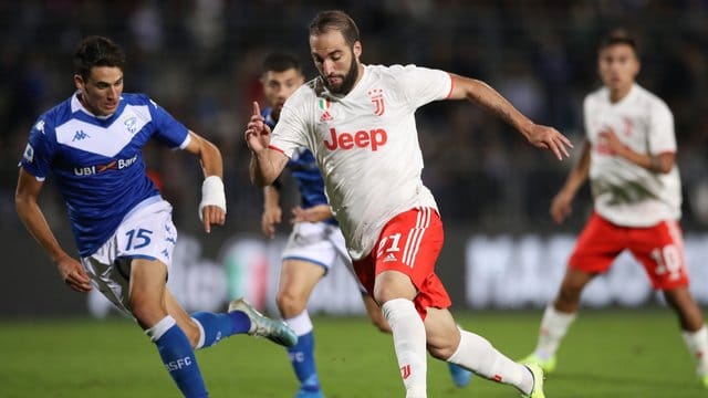 Gonzalo Higuain von Juventus und Andrea Cistana (l) von Brescia Calcio kämpfen um den Ball.