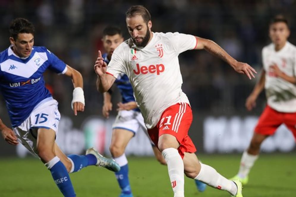 Gonzalo Higuain von Juventus und Andrea Cistana (l) von Brescia Calcio kämpfen um den Ball.