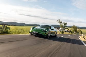 Renner unter Strom: Der Elektro-Porsche Taycan leistet bis zu 761 PS und kann bis zu 260 km/h schnell werden.