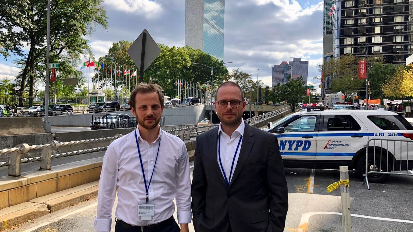 Unsere Reporter Jonas Schaible und Fabian Reinbold vor dem UN-Gebäude in New York.