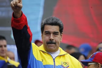 Mitten im Machtkampf zwischen Regierung und Opposition in Venezuela will sich Präsident Nicolás Maduro Unterstützung von Kremlchef Wladimir Putin holen.
