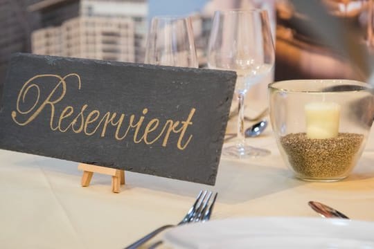 Wer eine Tisch-Reservierung ohne Absage platzen lässt, muss unter Umständen eine Kompensation an das Restaurant zahlen. Wer eine Tisch-Reservierung ohne Absage platzen lässt, muss unter Umständen eine Kompensation an das Restaurant zahlen.