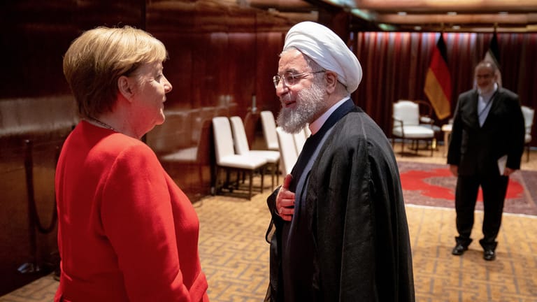 Angela Merkel mit Hassan Ruhani: Der iranische Präsident hat eine Forderung an die USA gestellt.