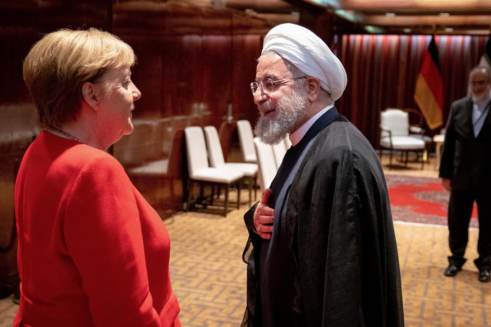 Angela Merkel mit Hassan Ruhani: Der iranische Präsident hat eine Forderung an die USA gestellt.