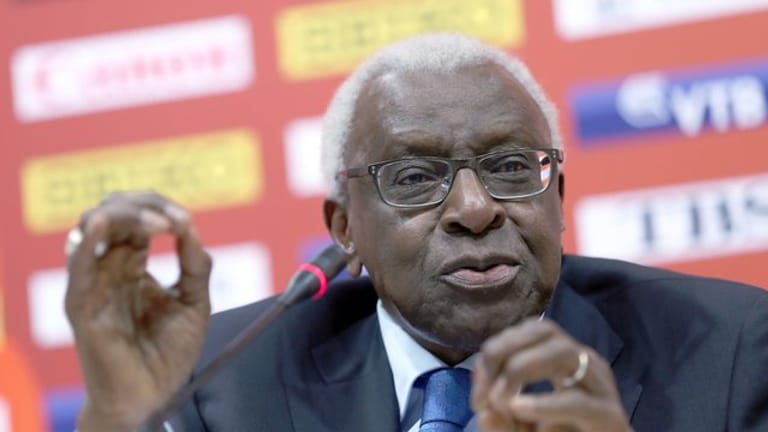 Steht seit vier Jahren in Paris unter Hausarrest: Der ehemalige IAAF-Präsident Lamine Diack.