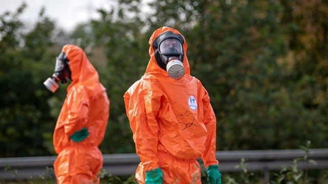 Einsatzkräfte in Schutzanzügen am Dienstag am Unfallort