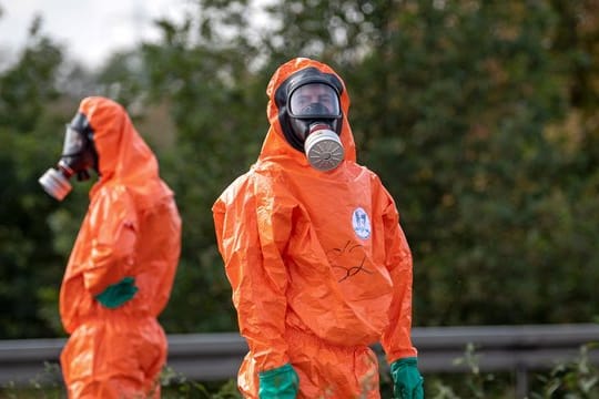 Einsatzkräfte in Schutzanzügen am Dienstag am Unfallort