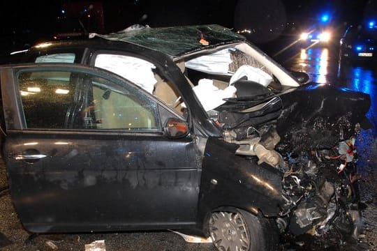 Auf der Flucht vor der Polizei hatte ein Freigänger als Geisterfahrer einen Unfall verursacht.