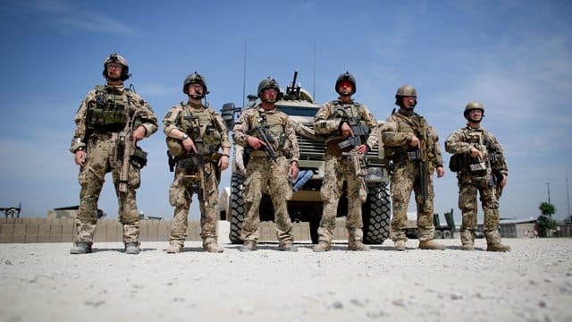 Soldaten der Bundeswehr im Feldlager von Kundus.