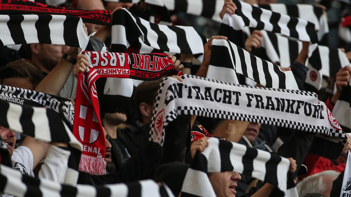 Fans von Eintracht Frankfurt halten ihre Schale hoch: Am Freitag trifft die SGE auf Eisern Union.