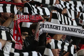 Fans von Eintracht Frankfurt halten ihre Schale hoch: Am Freitag trifft die SGE auf Eisern Union.