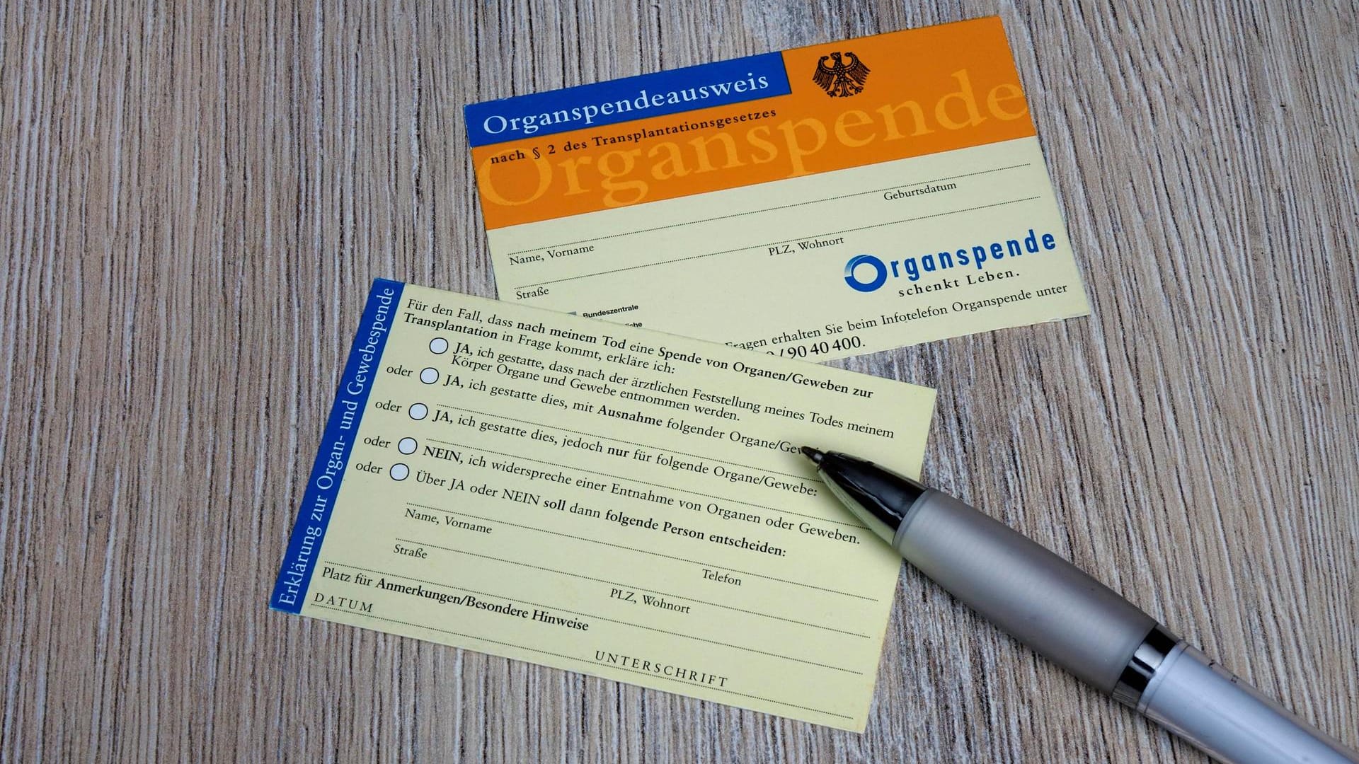 Organspendeausweis und Kugelschreiber: Derzeit wird über die Organspende im Gesundheitsausschuss diskutiert. Organspendeausweis und Kugelschreiber: Derzeit wird über die Organspende im Gesundheitsausschuss diskutiert.