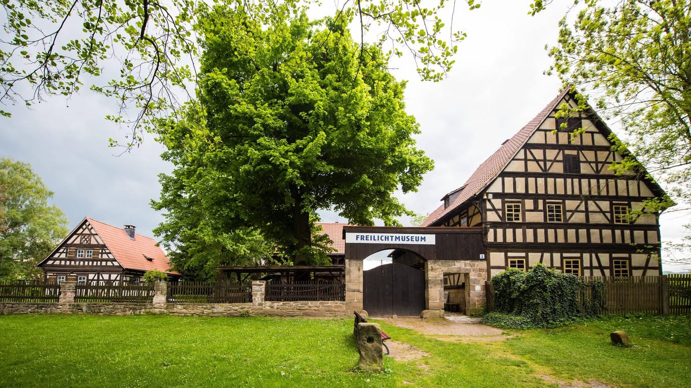 Thüringer Freilichtmuseum in Hohenfelden: Von historischen Gebäuden über alte Bräuche bis hin zu Traditionen und Handwerk können hier nicht nur Herrchen und Frauchen was entdecken, auch Hunde dürfen ins Museum.