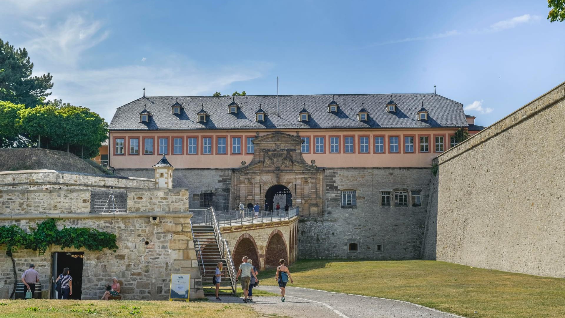 Die Festung der Zitadelle Petersberg: Nicht nur ein toller Ausblick ist garantiert, sondern auch eine auspowernde Gassirunde, die jeden Hund müde macht.