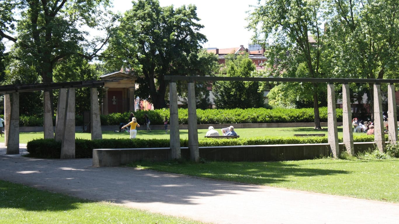 Menschen genießen das gute Wetter im Brühler Garten: Der Kurpark ist etwa eineinhalb Hektar groß und bietet Rasenflächen zum Spielen für Kinder und Sitzgelegenheiten für die ältere Generation.