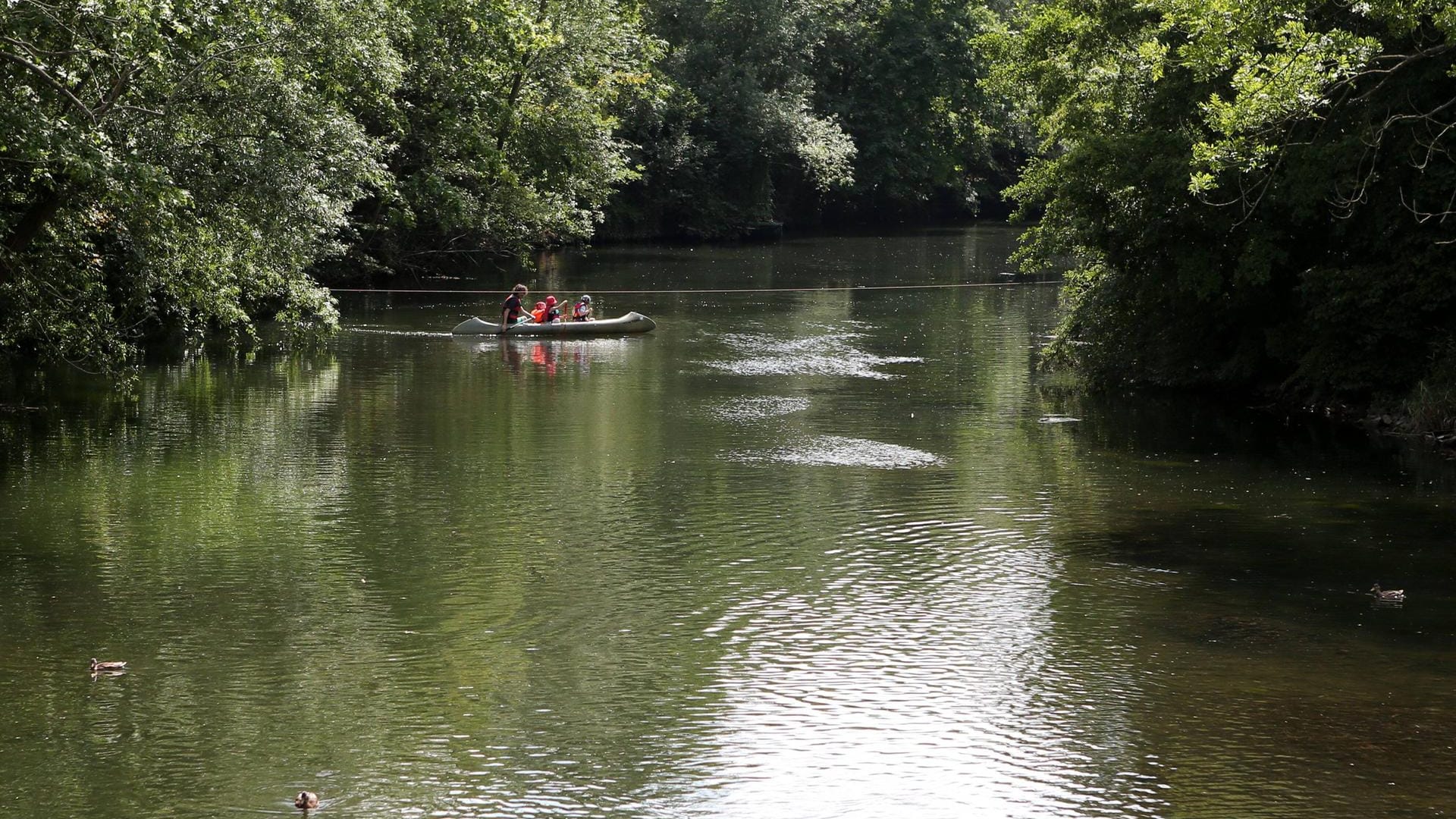 Blick auf die Gera im Luisenpark in Erfurt: Eine Familie ist mit einem Boot unterwegs. Auch das beliebte Entenrennen findet im Luisenpark auf der Gera statt.