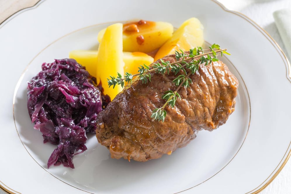 Rinderrouladen mit Kartoffeln und Rotkohl: Doch nicht nur Hausmannskost steht bei Kromer's auf der Speisekarte.