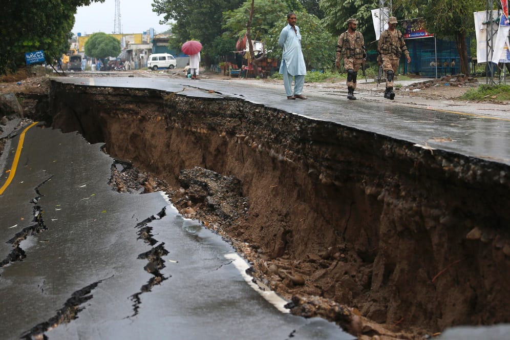 Zerstörte Straße in Jatla bei Mirpur im Nordosten Pakistans: Mancherorts sollen ganze Autos in Erdspalten verschwunden sein.
