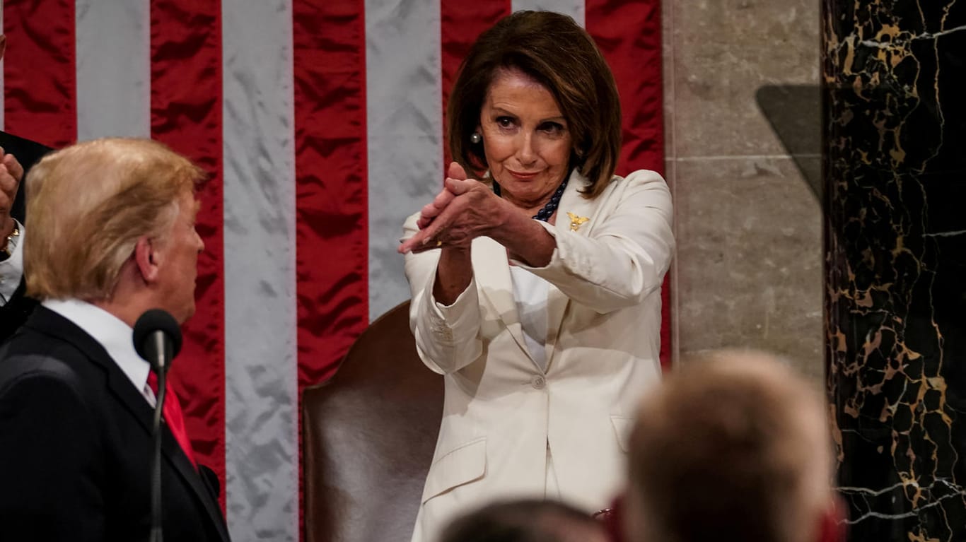 Donald Trumps demokratische Gegenspielerin Nancy Pelosi applaudiert dem US-Präsidenten eher unbegeistert nach dessen Rede an die Nation im Mai 2019: Nun haben die Demokraten erste Schritte für ein Amtsenthebungsverfahren eingeleitet.