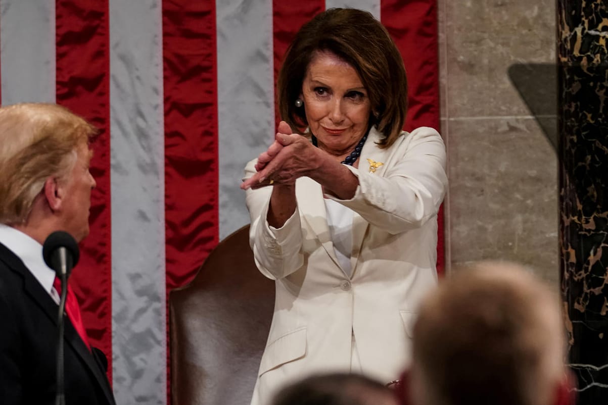 Donald Trumps demokratische Gegenspielerin Nancy Pelosi applaudiert dem US-Präsidenten eher unbegeistert nach dessen Rede an die Nation im Mai 2019: Nun haben die Demokraten erste Schritte für ein Amtsenthebungsverfahren eingeleitet.