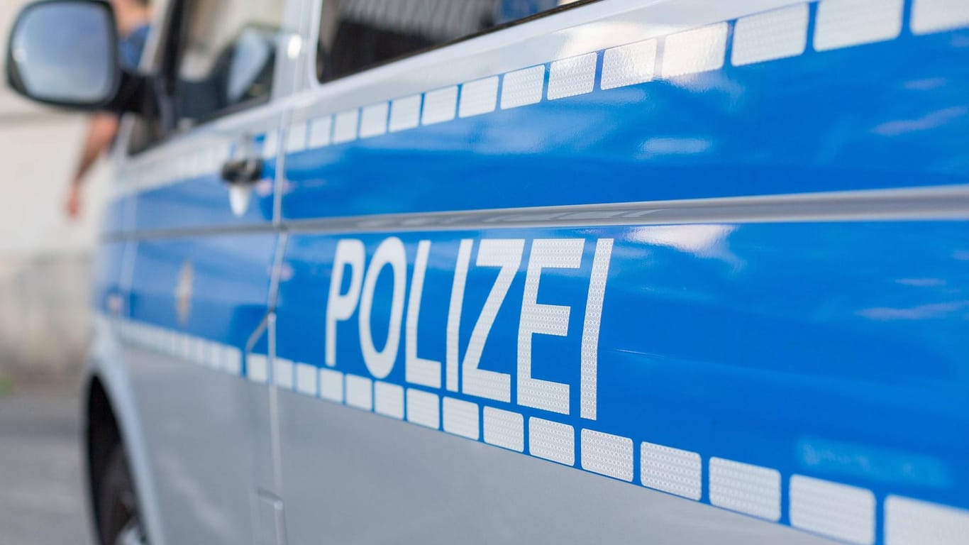 Schriftzug Polizei auf der Seite eines Einsatzwagen: Die Polizei Wuppertal rückte am Dienstagnachmittag zu einem Verkehrsunfall an.