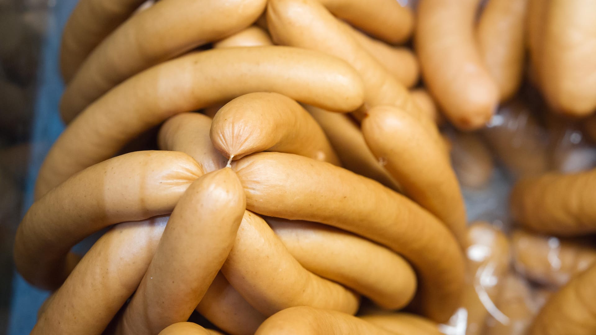 Würstchen im Wasserbad: Perfekt sind Wiener Würstchen, wenn ihre Hülle knackig ist und sie nach Rauch riechen und schmecken.