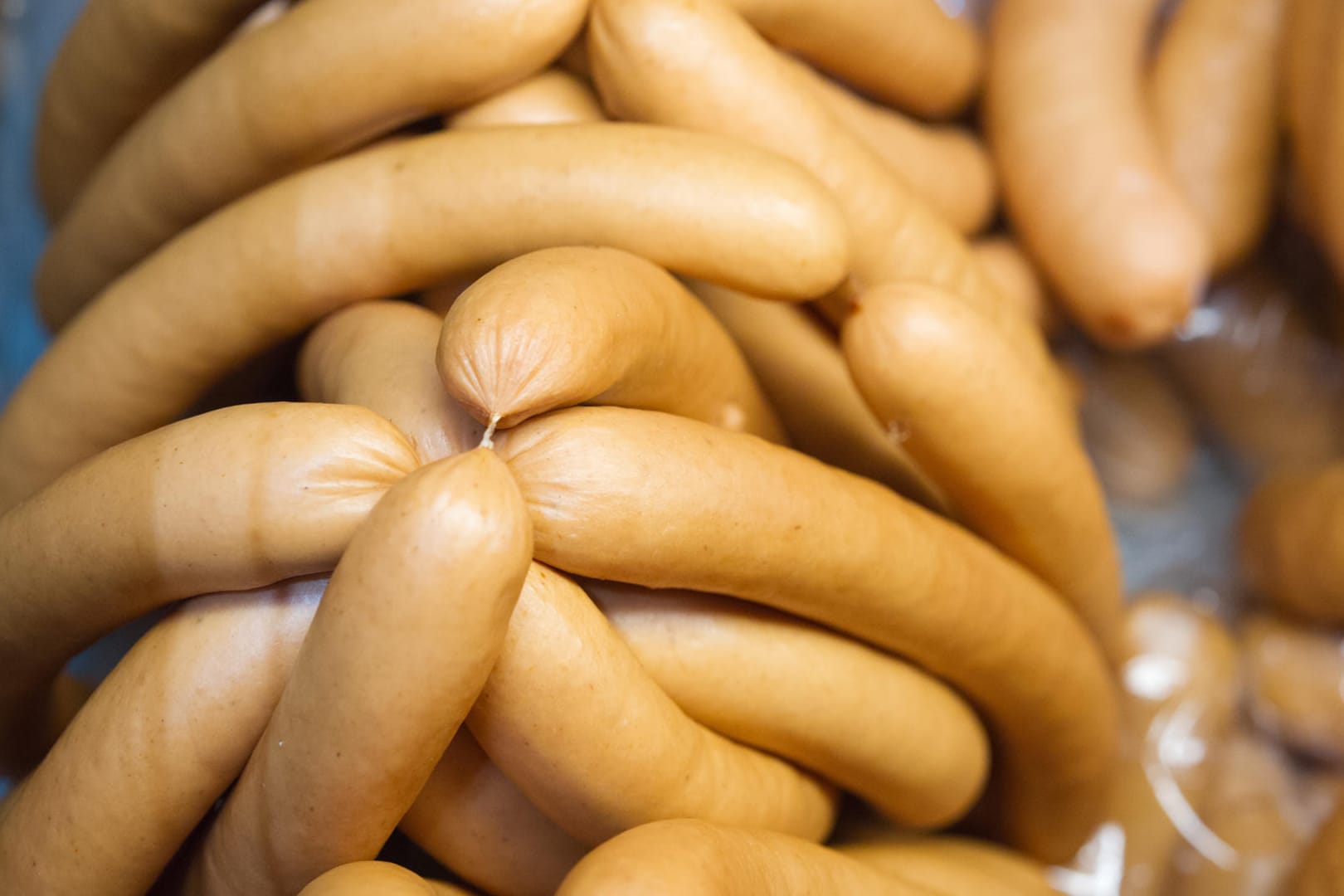 Würstchen im Wasserbad: Perfekt sind Wiener Würstchen, wenn ihre Hülle knackig ist und sie nach Rauch riechen und schmecken.