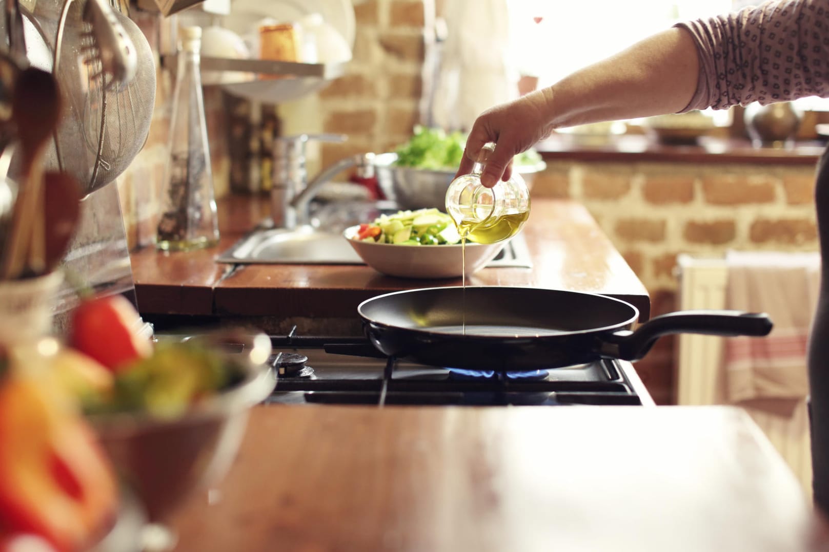 Pfanne zum Braten: Sie muss ausreichend heiß sein, sonst nimmt das Essen Öl auf.