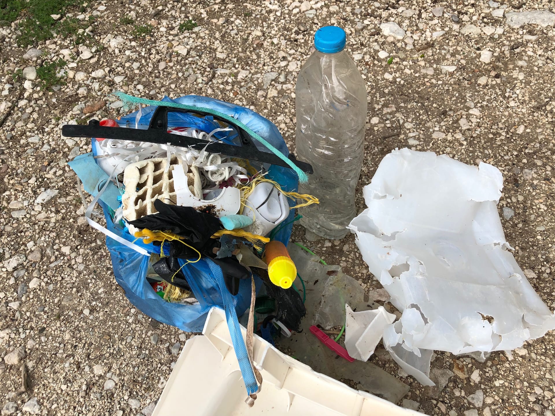 Plastikmüll vom Strand: Beim Urlaub auf einer griechischen Insel sammelte unsere Kollegin jede Menge Müll, der am Strand lag. Auf dem Bild sieht man das Ergebnis einer zehn-minütigen Sammelaktion.