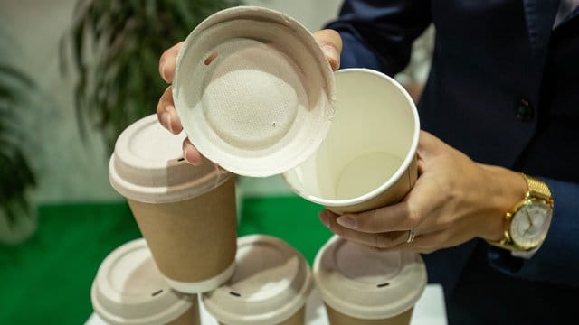 Der tschechische Verpackungs-Hersteller Tridas zeigt auf der Fachmesse FachPack 2019 einen Kaffeebecherdeckel, der zu 100 Prozent aus Papier besteht.