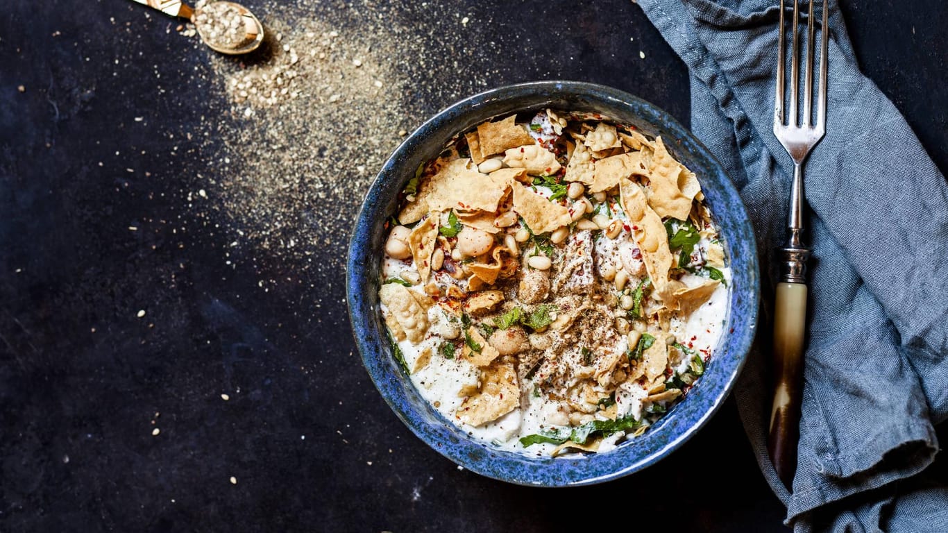 Chicken Fatteh: Ein libanesisches Gericht mit Kichererbsen, Joghurt und Co. Die orientalische Küche ist vielseitig und perfekt für jeden Gaumen.