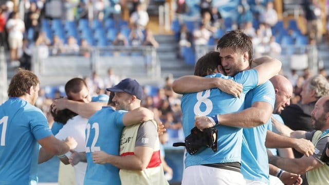 Die Rugby-Auswahl aus Uruguay feiert ihren Überraschungssieg.