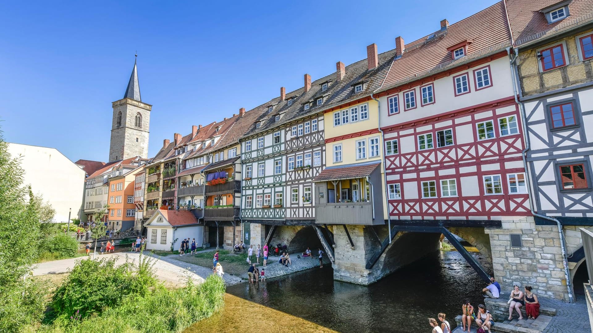 Die Nordseite der Krämerbrücke: Sie ist beidseitig geschlossen und mit Fachwerkhäusern bebaut.