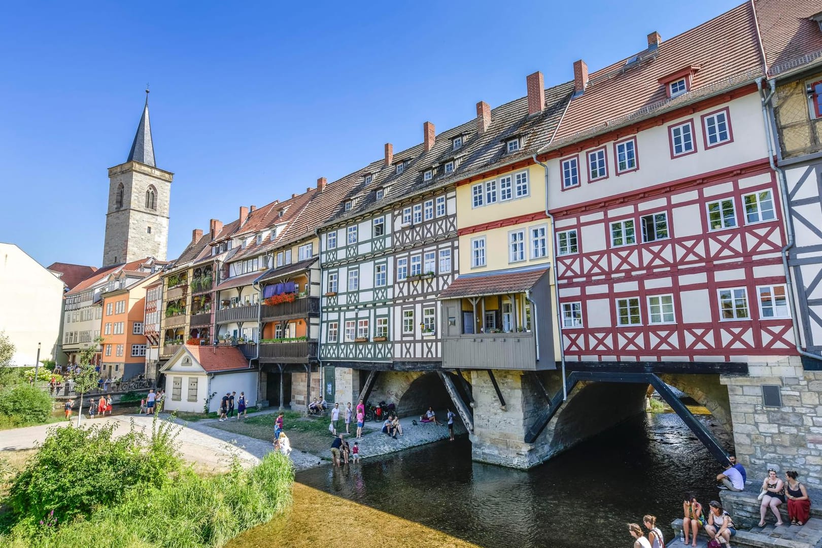 Die Nordseite der Krämerbrücke: Sie ist beidseitig geschlossen und mit Fachwerkhäusern bebaut.