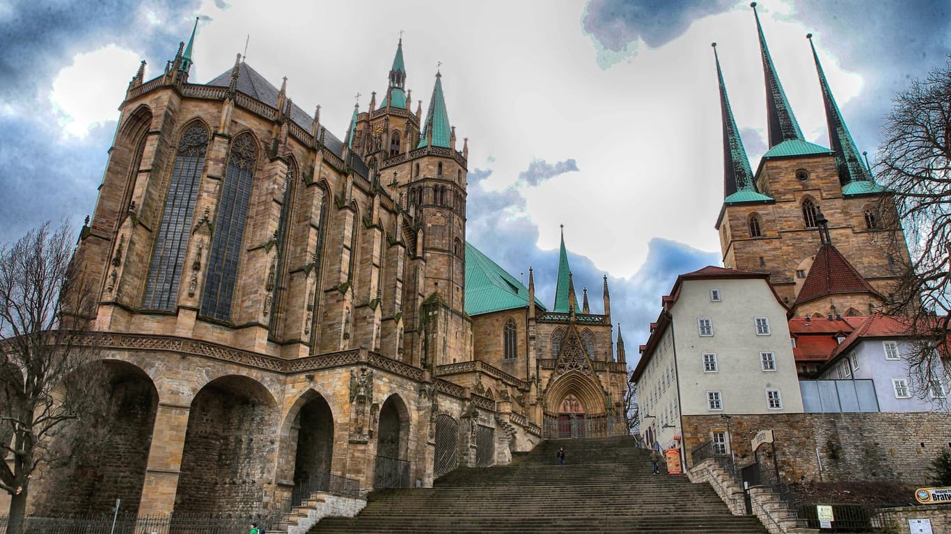 Der Erfurter Dom St. Marien: Er steht im Zentrum der Stadt und fährt mit einer pompösen Treppenanlage auf.