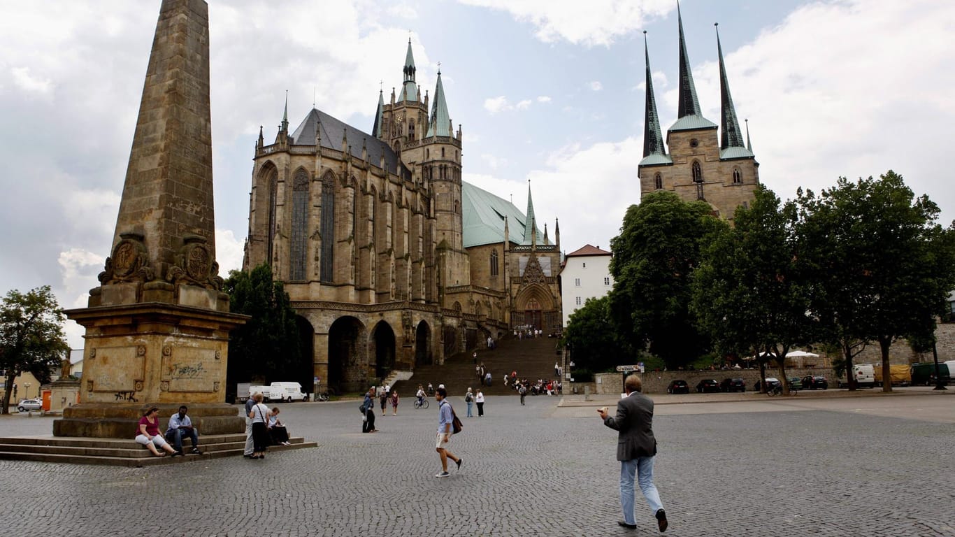 Die Severikirche neben dem St. Marien Dom: Sie gleicht nahezu dem Dom, da sie ebenfalls im gotischen Stil erbaut wurde.