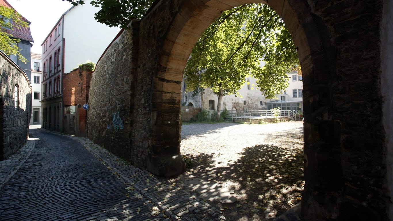 Waagegasse: Zu sehen ist ebenfalls das Tor der jüdischen Synagoge, die ein wichtiger Erinnerungsort in Erfurt ist.